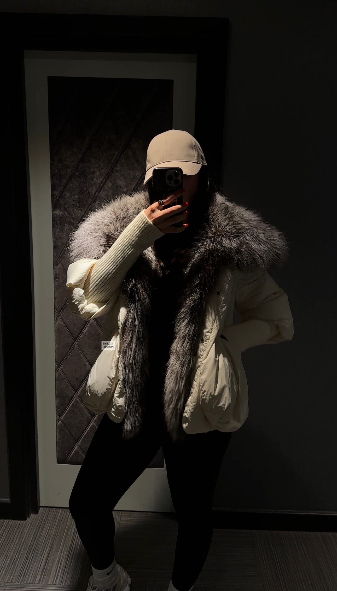 Daunenpufferjacke mit Pelzkragen